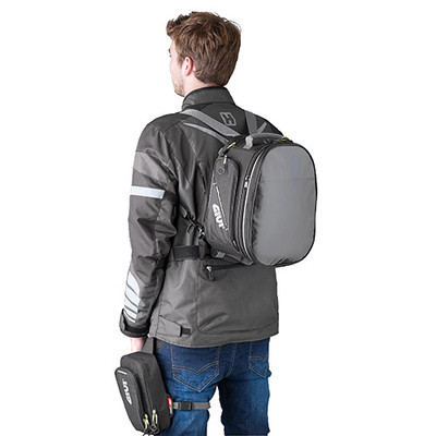 Convertida en mochila la bolsa Givi EA102B